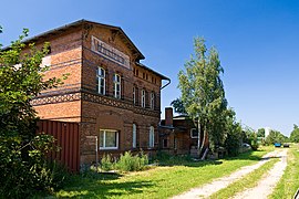 The old station building in Wustrow. The tracks end behind the blue containers by the silo.
