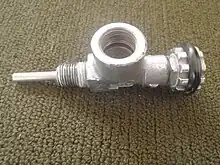 Cylinder valve with 17E taper thread and in-line valve knob. The outlet is a lateral 7-thread G5/8" DIN socket.