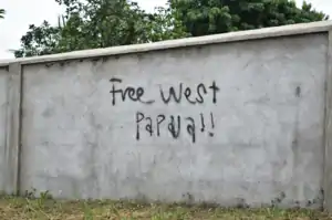 This is a photo of unlicensed graffiti in Vanuatu advocating for the liberation of West Papua. There is graffiti on a light-grey wall which says 'Free West Papua!!'. This photo reflects the international support for the self-determination of West Papuans. This photo was taken in Vanuatu on 5 February 2018.