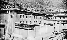 A photograph by Eric Teichman showing the palace of the Derge kings as it appeared in 1918. Located next to the monastery, the palace was demolished after 1950, and a school was built on the site.