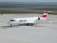 J-AIR CRJ200ER型機 撮影者:Cipher01(投稿者本人) 撮影地:北九州空港 (J-AIR CRJ200ER Photographer: Cipher01 (contributor himself) Location: Kitakyushu Airport in english, and J-AIR CRJ200ER Mea paʻi kiʻi: Cipher01 (mea hāʻawi iā ia iho) Wahi: Kitakyushu Airport i hawaiian)