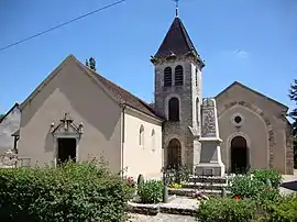 The church and war memorial in Savigny-sur-Grosne